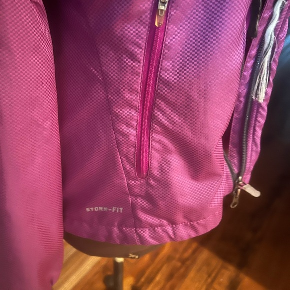 Super Cute, Nike Magenta Wind Breaker Form Fitted, Excellent Shape, 2 way Zipper - Picture 6 of 14
